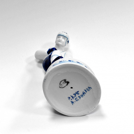 хоккей с шайбой. фарфоровая статуэтка, гжель