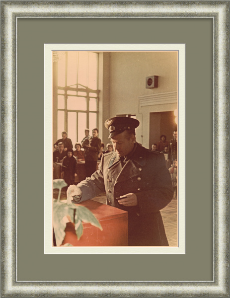 Летчик-космонавт А. Леонов голосует на выборах. Раритетное фото