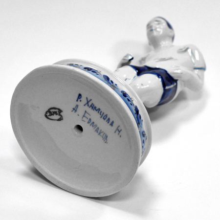 футболист. фарфоровая статуэтка, гжель