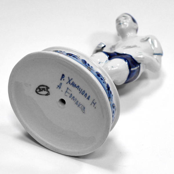 футболист. фарфоровая статуэтка, гжель