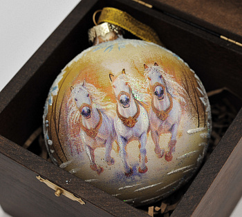 Новогодний подарок: елочный шар "Тройка" в эксклюзивном гравированном кейсе