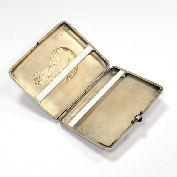 Лошадь с подковой. Уникальный серебряный портсигар времен раннего СССР (1920-1930 гг.) Новые поступления лошадь с подковой. уникальный серебряный портсигар времен раннего ссср (1920-1930 гг.)