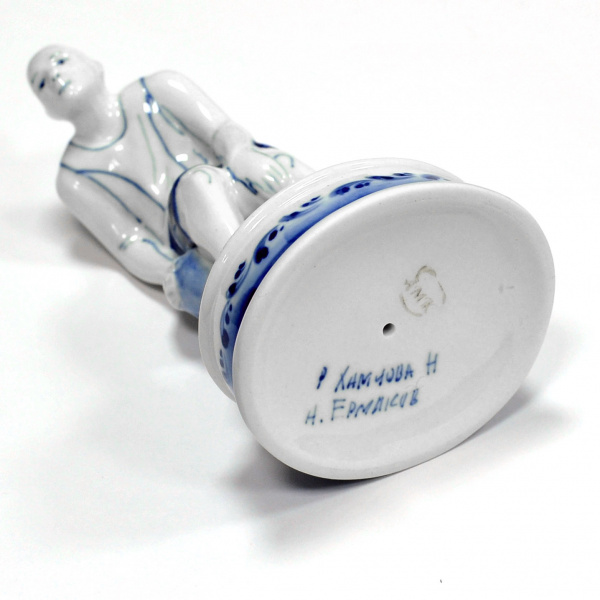 баскетболист. фарфоровая статуэтка, гжель