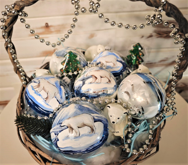 Белые медведи, шикарный набор елочных игрушек в корзине подарки на Новый год 2024 белые медведи, шикарный набор елочных игрушек в корзине