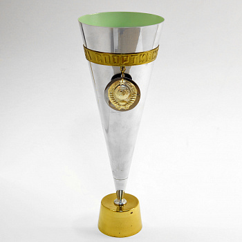 Советский спортивный кубок с медальоном СССР