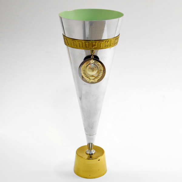Советский спортивный кубок с медальоном СССР