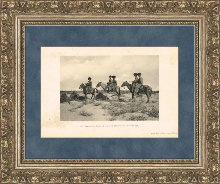 Каракалпаки едут на лошадях на опрос к статистикам. Старинная фототипия