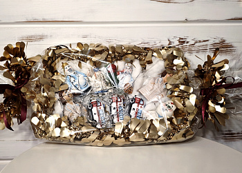 Медики, набор новогодних игрушек в корзине