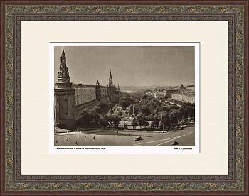 Кремлевская стена и башни по Александровскому саду Кремлевская стена и башни по Александровскому саду