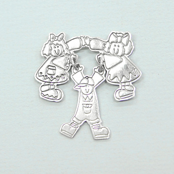 Детки на качелях, серебряная брошь