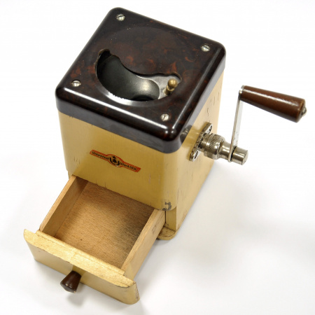 старинная ручная кофемолка