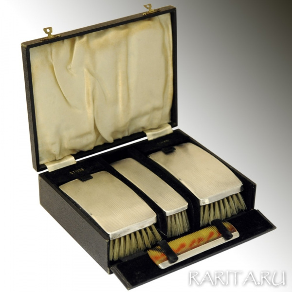 Серебряный дорожный набор в стиле ар-деко: щетки и расческа в оригинальном футляре