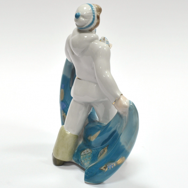 рыбак с неводом. советская фарфоровая статуэтка