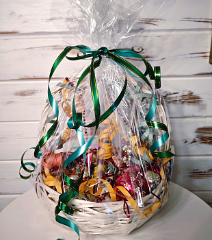 Советские елочные игрушки в корзине Советские елочные игрушки в корзине