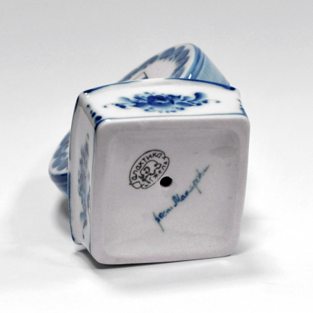 хоккейная шайба. фаянсовая статуэтка, гжель