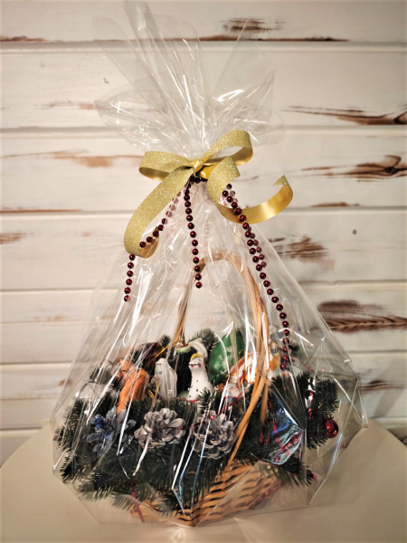 Сказка, елочные игрушки в корзине Сказка, елочные игрушки в корзине