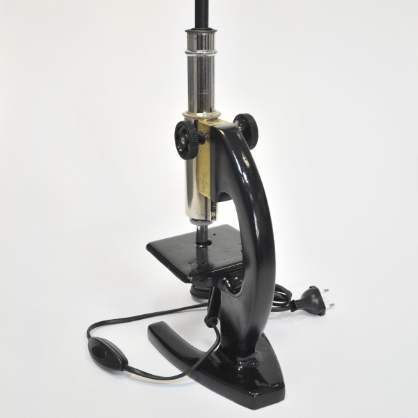 лампа с антикварным микроскопом. дизайнерский светильник