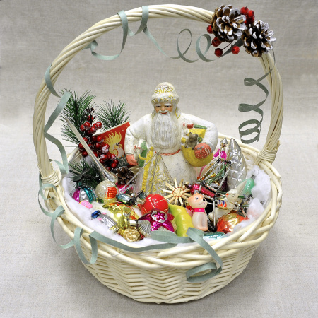 Дед Мороз и елочные игрушки из СССР, большая подарочная корзина