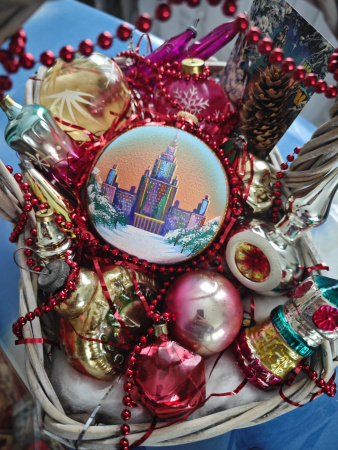 московское время, елочные игрушки в корзине