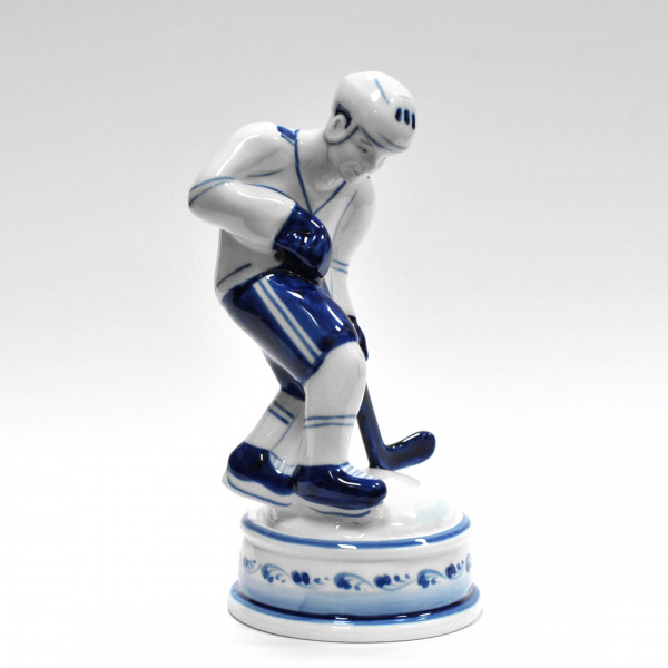 хоккей с шайбой. фарфоровая статуэтка, гжель