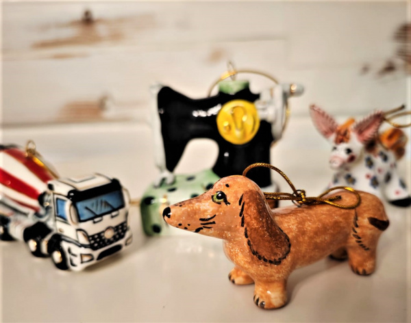 Сказка, елочные игрушки в корзине подарки на Новый год 2024 сказка, елочные игрушки в корзине