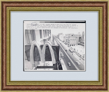 Вывеска первого Макдоналдс на Тверской улице, 1989 г. Вывеска первого Макдоналдс на Тверской улице, 1989 г.