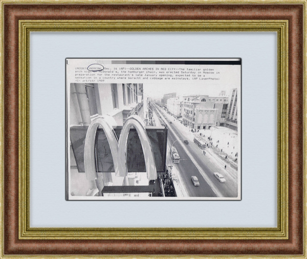 Вывеска первого Макдоналдс на Тверской улице, 1989 г. Вывеска первого Макдоналдс на Тверской улице, 1989 г.