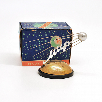 Первый искусственный спутник Земли. Миниатюрная статуэтка СССР 1957 г.