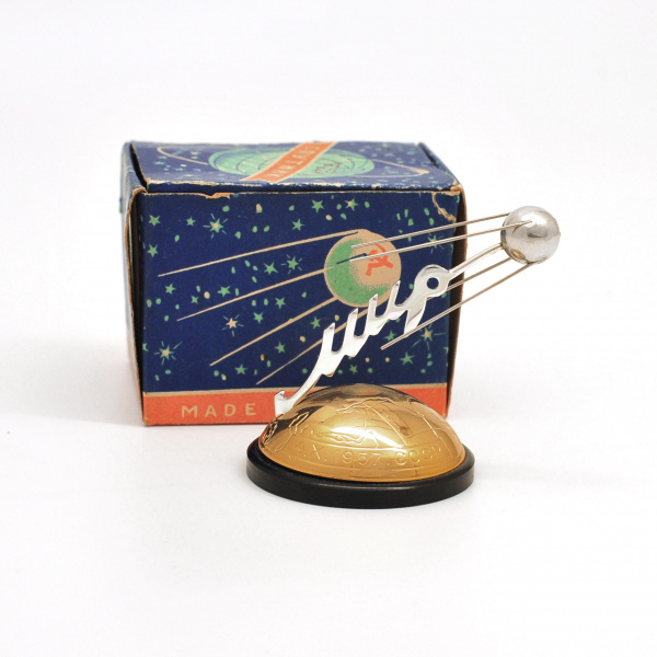 Первый искусственный спутник Земли. Миниатюрная статуэтка СССР 1957 г.