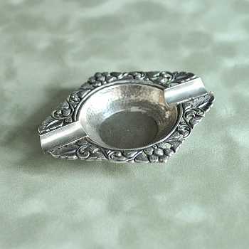 Старинная серебряная пепельница с растительным орнаментом