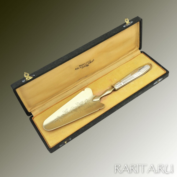 Старинная серебряная сервировочная лопатка в оригинальном футляре