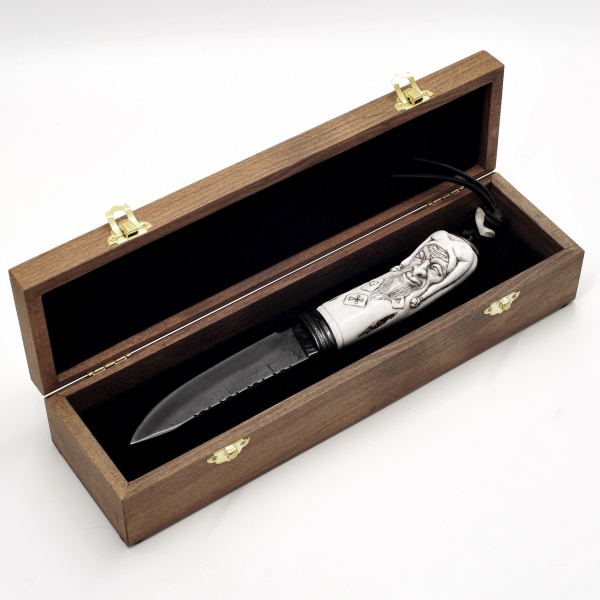 Авторский нож «Джокер» на подставке, в подарочном деревянном коробе Рыбалка, охота авторский нож «джокер» на подставке, в подарочном деревянном коробе