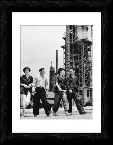 Молодые нефтяники в поселке Нефтяные Камни, архивное фото
