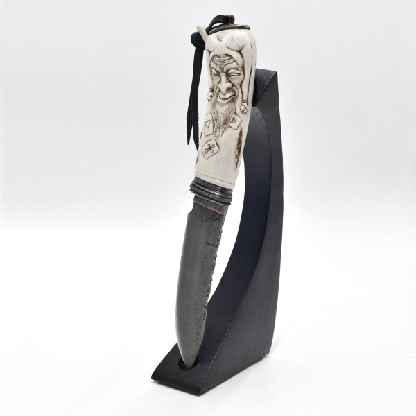 Авторский нож «Джокер» на подставке, в подарочном деревянном коробе Авторский нож «Джокер» на подставке, в подарочном деревянном коробе