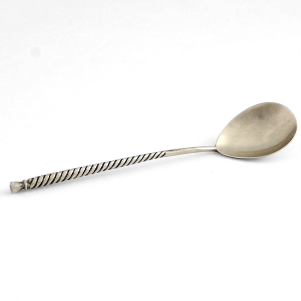 серебряная ложка с цветами и витой ручкой