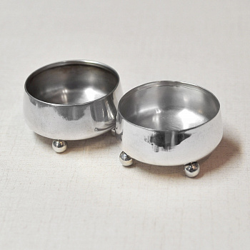 Антикварный набор 1920 года: Парные серебряные солонки на ножках