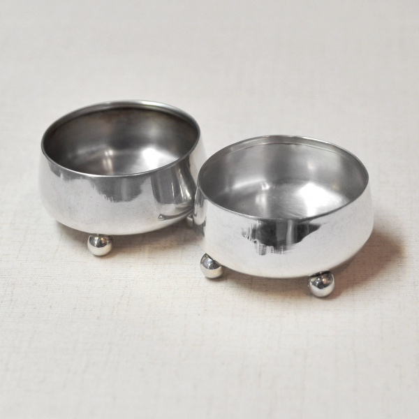 Антикварный набор 1920 года: Парные серебряные солонки на ножках