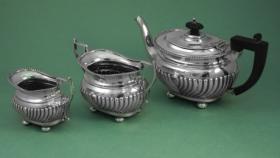 Антикварная серебряная посуда: большой чайник, сахарница и молочник, Англия, 1909 г.