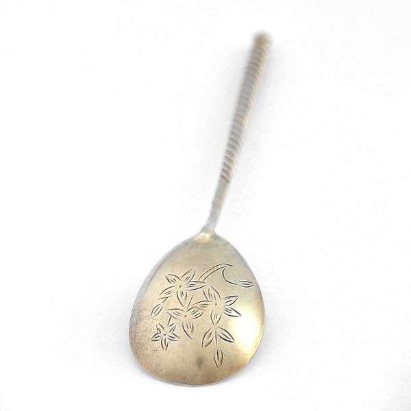 серебряная ложка с цветами и витой ручкой