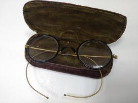 Старинные очки в оригинальном футляре, раритет