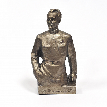 Феликс Дзержинский - глава ВЧК и народный комиссар. Советская скульптура