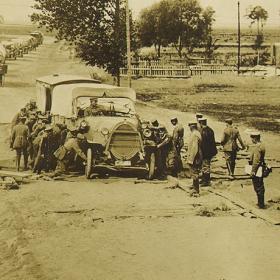 Немецкая автоколонна "Застряли в России 1914", архивная фотография