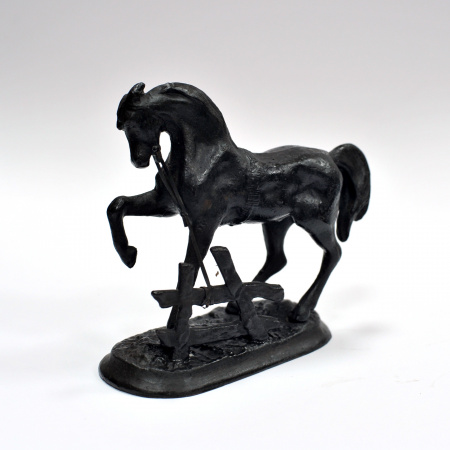 Конь у плетня. Куса, винтажная статуэтка