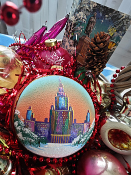 Московское время, елочные игрушки в корзине