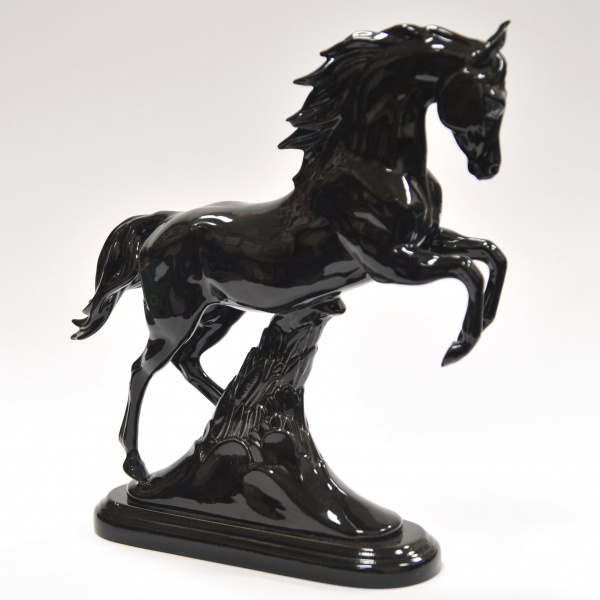 Конь. Авторская фарфоровая статуэтка Рыбалка, охота конь. авторская фарфоровая статуэтка