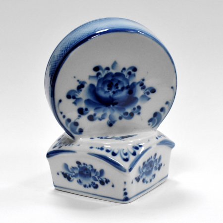 хоккейная шайба. фаянсовая статуэтка, гжель