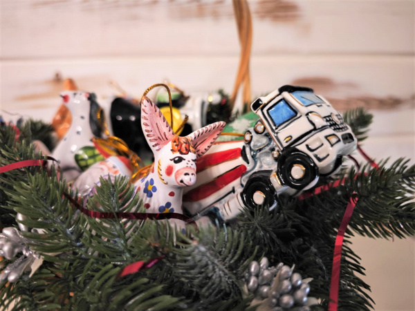 Сказка, елочные игрушки в корзине подарки на Новый год 2024 сказка, елочные игрушки в корзине