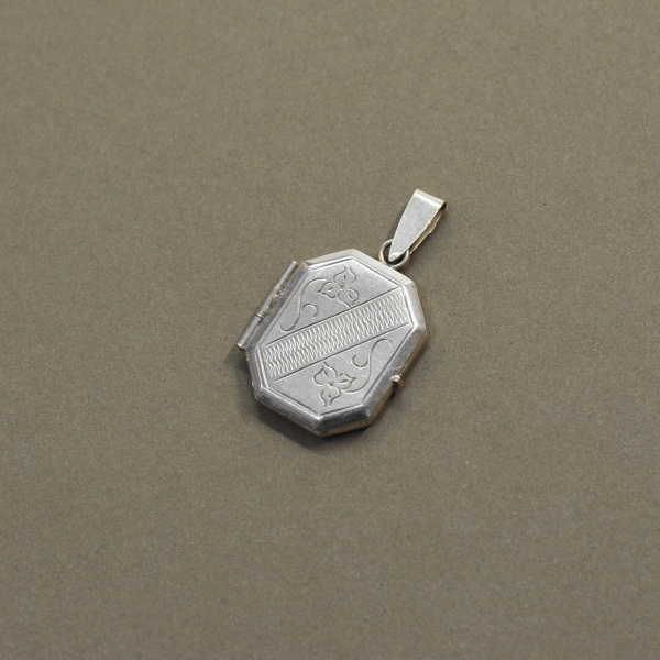 Медальон из серебра в форме ромба