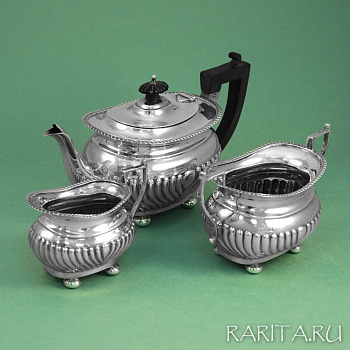 Антикварная серебряная посуда: большой чайник, сахарница и молочник, Англия, 1909 г. Антикварная серебряная посуда: большой чайник, сахарница и молочник, Англия, 1909 г.