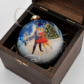 Новогодний подарок: елочный шар "Каток" в эксклюзивном гравированном кейсе